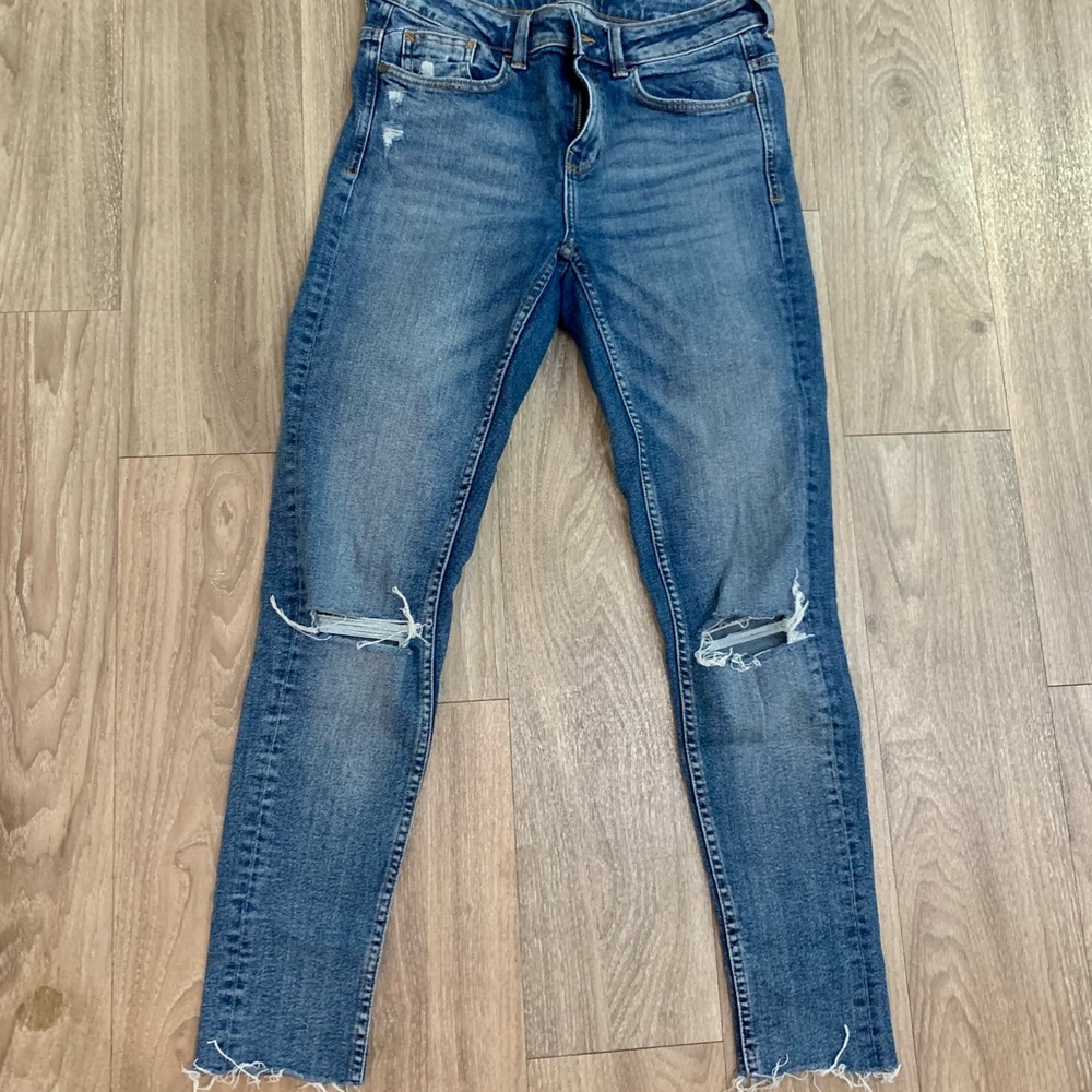 Zara distressed skinny jeans size 40 EU/size 8 US